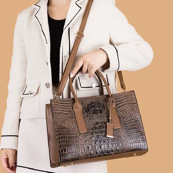 Дамски дизайнерски маркови чанти от крокодилска кожа във формата на чанта Класическа модерна луксозна кафява утайка от дамска чанта на рамото