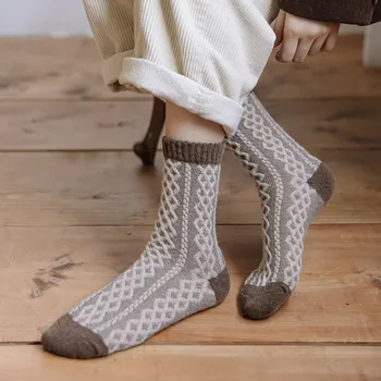 Нов дизайн на Дамски чорапи 1 двойка Топло Есенно-зимните модни вълнени чорапи за момичета в клетката, високо качество на Ежедневния комфорт Модни дълги