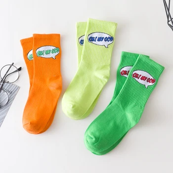 Чорапи с букви Дамски Ежедневни памучни Красиви дизайнерски обикновена спортни къси чорапи Дамски модни Забавно Новост Harajuku Средната тръба Сокс
